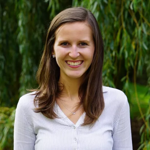 Franziska Weil vor einem grünen Hintergrund