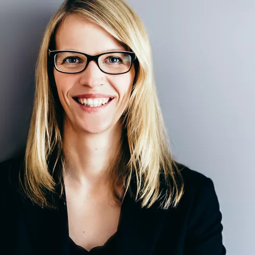 Das Foto zeigt Anna vom Verein Grenzenlos Digital e.V.