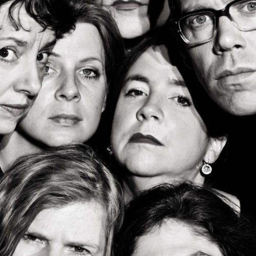 Foto mit Köpfen mit sieben Personen in schwarz weiß, die sich als Gruppe formieren