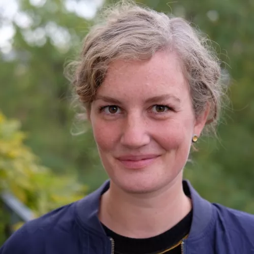 Foto von Cosima Langer vor grünem Hintergrund