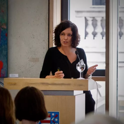 Judith Rahner bei einem Vortrag auf einer Konferenz zu Antifeminismus. 