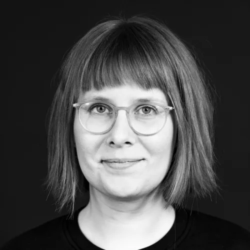 Porträt von Franziska Busse in schwarz-weiß