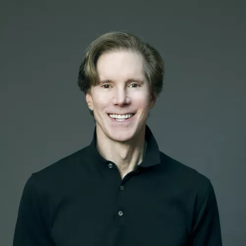Portraitfoto von Frank Doelger, Showrunner der ZDF-Thrillerserie "Der Schwarm"