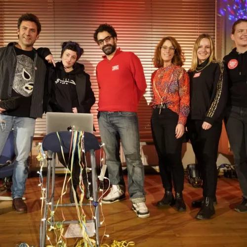 Hamburger Crew der Neuen deutschen Medienmacher*innen auf der Bühne bei einem Festival