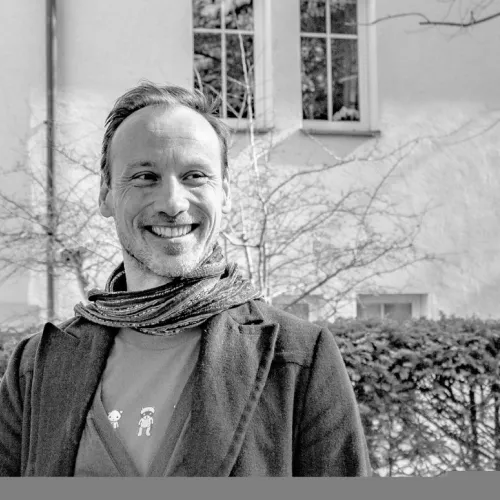 Tobias Goris, Portraitfoto vor Deutschem Institut für Ernährungsforschung