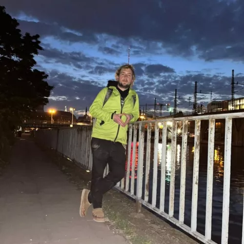 Me leaning on a Geländer at the Spree