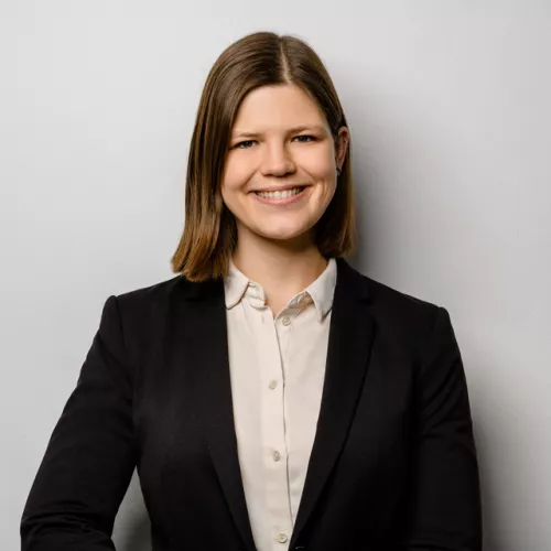 Eine Frau lächelte auf einem Foto 
