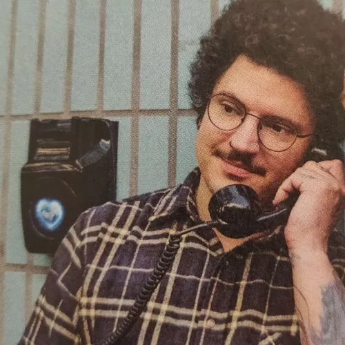 Mark Schatz der das Mutter Erde Telefon benutzt