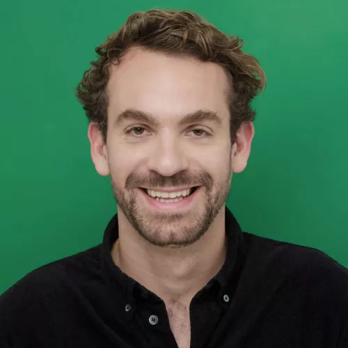Bild von Jonas Fegert vor grünem Hintergrund. 
