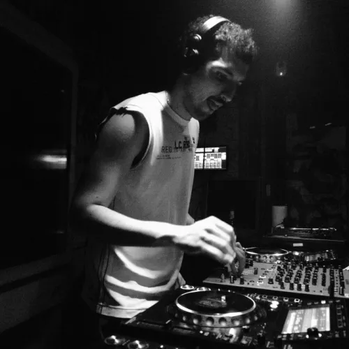 Dj Mixer und Decks , Amir ist am auflegen 