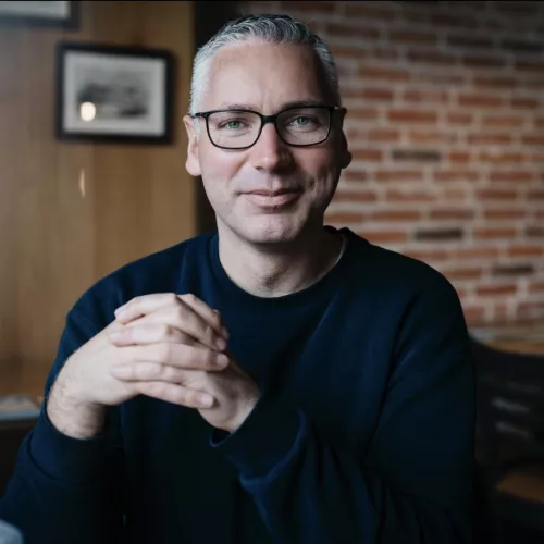 Das Foto zeigt Thomas Pleiter im Restaurant „Pier 23“ in Leer