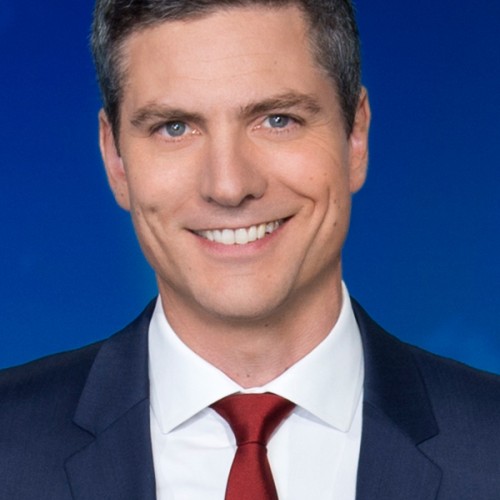 Tagesthemen-Moderator Ingo Zamperoni lächelt vor blauem Hintergrund