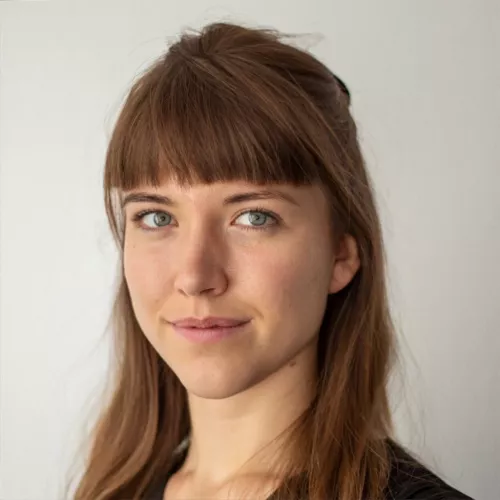 Frontale Aufnahme vom Gesicht von Janne Steenbeck (weiß, braune, lange Haare, weiblich)