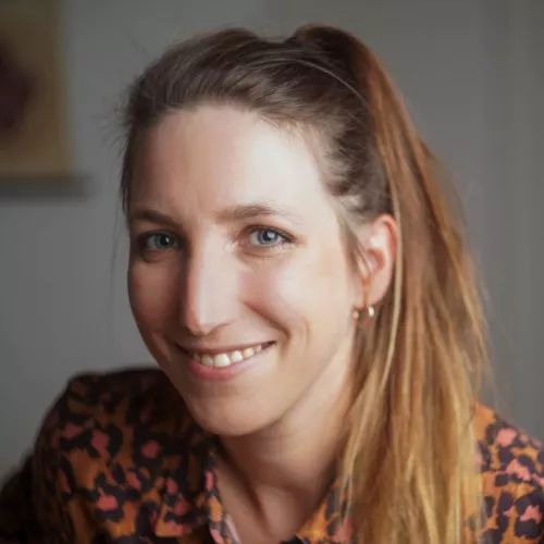 Portrait-Bild der Fernsehautorin Julia Schweinberger