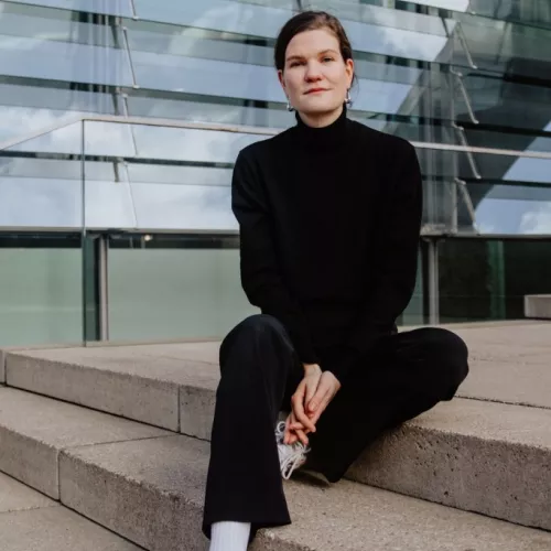 Julia Meisner auf einer Treppe im Berliner Regierungsviertel