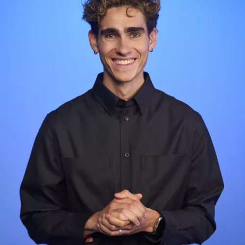 Porträt eines jungen Mannes vor einem blauen Hintergrund