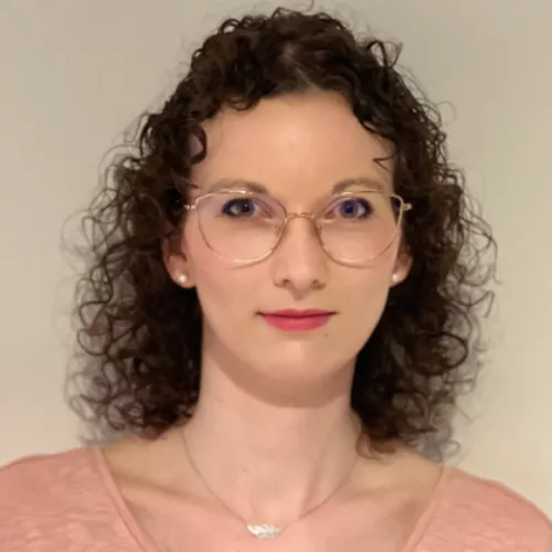 Katarzyna ist gebürtige Polin, die vor 6 Jahren Wahl-Berlinerin geworden ist. Seit fast 10 Jahren beschäftigt sie sich mit dem Thema Recruiting. Als Personalmanagerin ist sie die erste Ansprechpartnerin für Kandidat:innen bei familie redlich. Wenn ihr Fragen habt, könnt ihr sie gerne ansprechen. Auch auf Polnisch, Englisch, Russisch oder Esperanto im Übrigen.