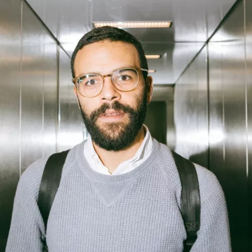 Foto, das den Reporter Sammy Khamis zeigt