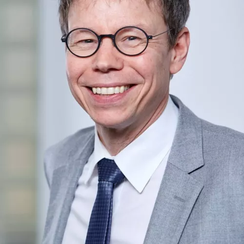 Dies ist ein Foto von Prof. Uli Klüh vom Zentrum für Nachhaltige Wirtschaftspolitik