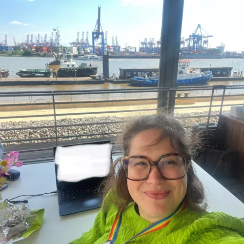 Das Bild zeigt Kristina Broens, im Hintergrund der Hamburger Hafen