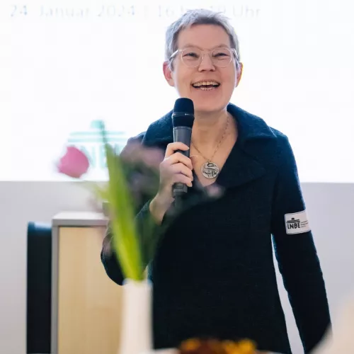 Ein Bild von Gabriele Stilla-Bowman bei der Moderation des Neujahrsempfangs 2024 vom Landesnetzwerk Bürgerengagement Berlin