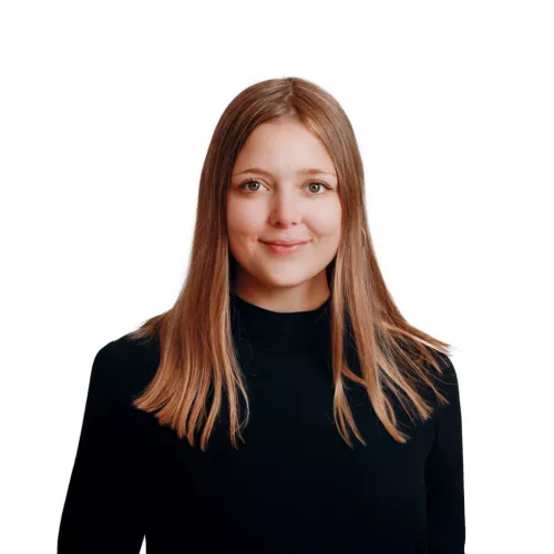 Junge Frau mit mittellangen blonden Haaren und einem schwarzen Oberteil