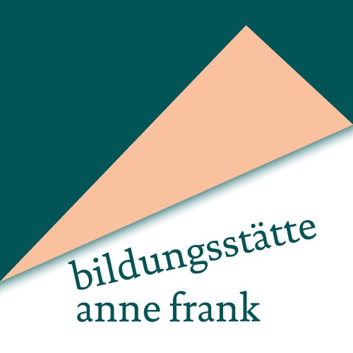 Logo der Bildungsstätte Anne Frank, das ein Papier mit einem Knick unten zeigt: eine Einladung, hinter die Kulissen zu schauen 