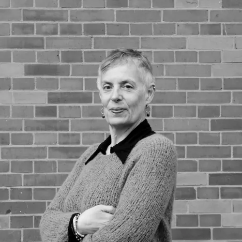 Portrait von Marie Neumüllers vor einem Haus