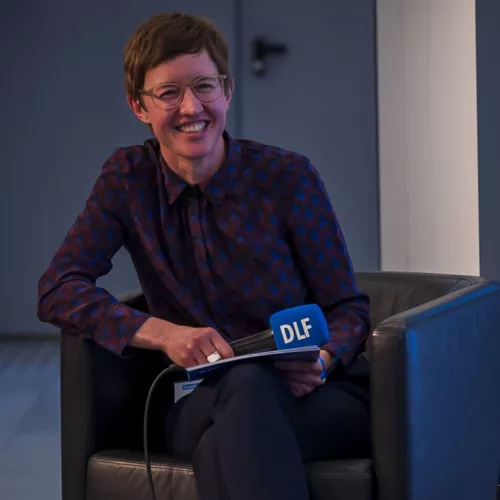 Die Moderatorin Marietta Schwarz bei einer Veranstaltung des Deutschlandfunks