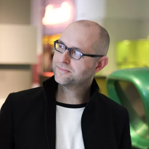 Matthias Oborski steht im Computerspielemuseum.
