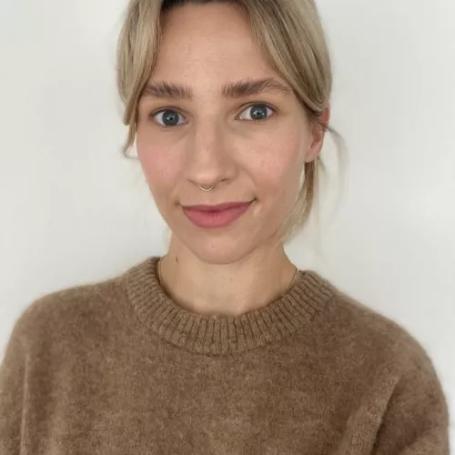 Speakerin lächelt frontal in Kamera