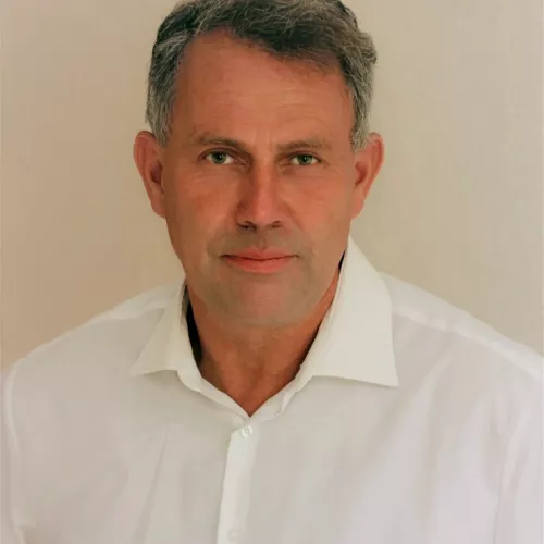 Das Bild zeigt Gesicht und Oberkörper von Prof. Dr. Nils Lahmann von vorn. 
