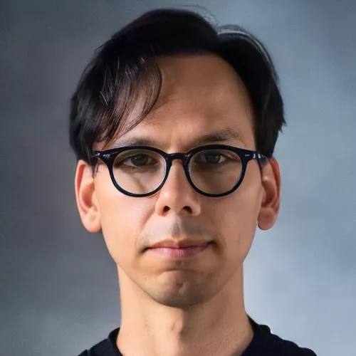 Foto eines lächelnden Nerds der innerlich schreit und verzweifelt versucht seine Introvertiert zu überwinden 