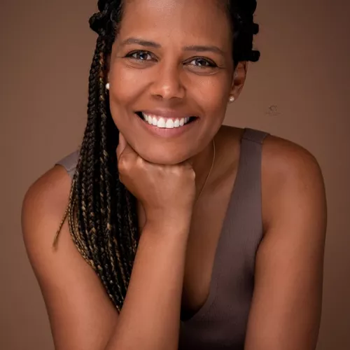 Photo of speaker with brown background