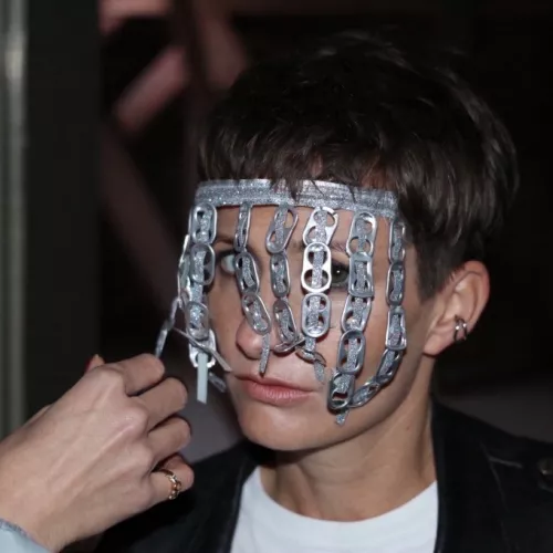 Cheap Wedding mit Maske aus Dosenlaschen weissem T-Shirt und Hand ihrer Maskenbildnerin