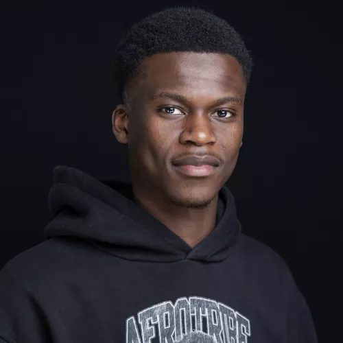 Das Bild zeigt Suraj Mailitafi in einem schwarzen Hoodie 