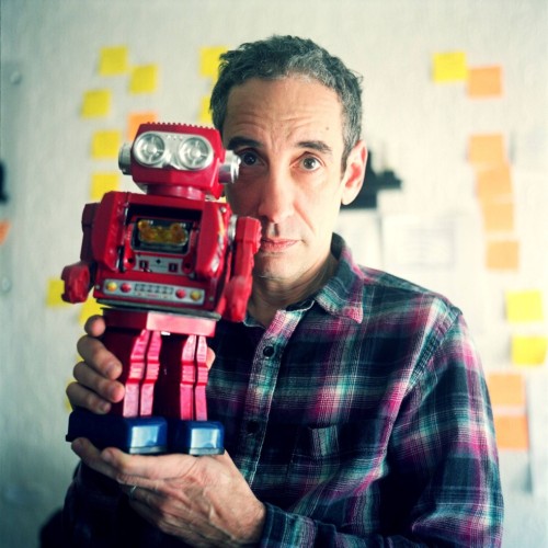 Portrait Douglas Rushkoff with Robot