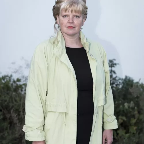 Renate Strümpel blickt stehend in die Kamera 