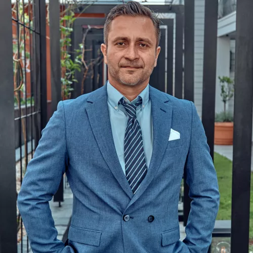 Porträt von Ivailo Ivanov, Geschäftsführer der Plenum Communications GmbH und Projektleiter des mediaLab Tempelhof-Schöneberg, vor neutralem Hintergrund