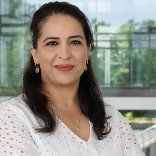 Im Bild steht Rachel Baig im Gebäude der DW in Bonn