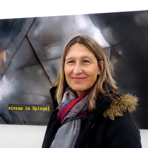 Sandra Becker in der Ausstellung "Bridges and Fridges" 2022