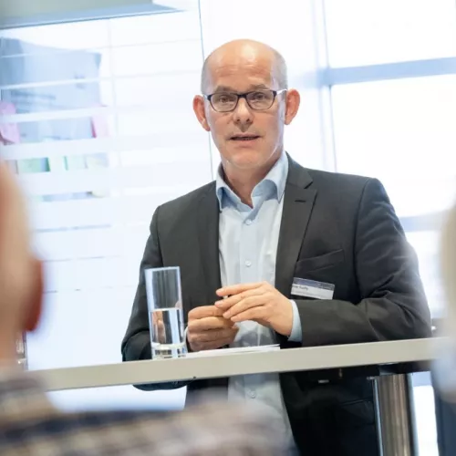 Oliver Suchy im Panel zu 'Inverser Transparenz'.