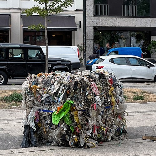 Trash+/_Value - circular economy. Ein Würfel Einwegplastik zum Tauschhandel, 2022
