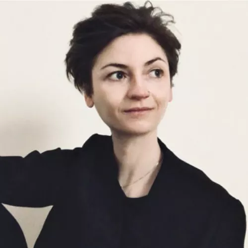 Frau mit kurzen Haaren, die nach links guckt