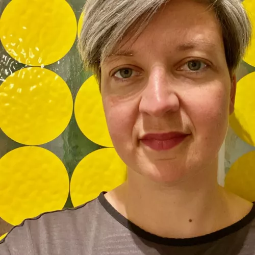 Foto von Janina Kriszio vor gelbem Hintergrund
