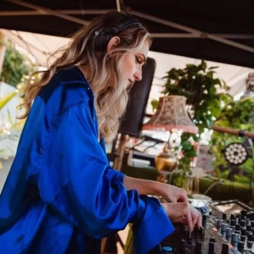 unmarried woman at the decks djing