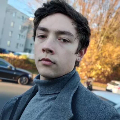 Profilbild, zeigt Kopf und Schultern.