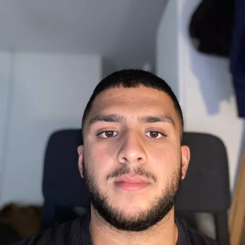 Kurze Haare und Bart 