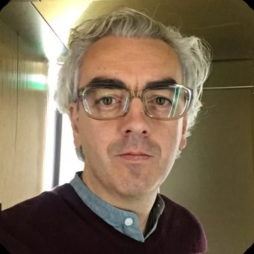 Erwin schaut in die Kamera 