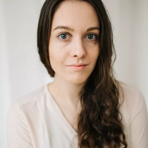 Louisa Heerde guckt in die Kamera. 